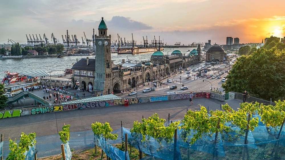 Blick auf den Hamburger Hafen (Symbolbild). Die Hansestadt zahlt als erste ihren Beamtinnen und Beamten eine Krankenkassen-Pauschale