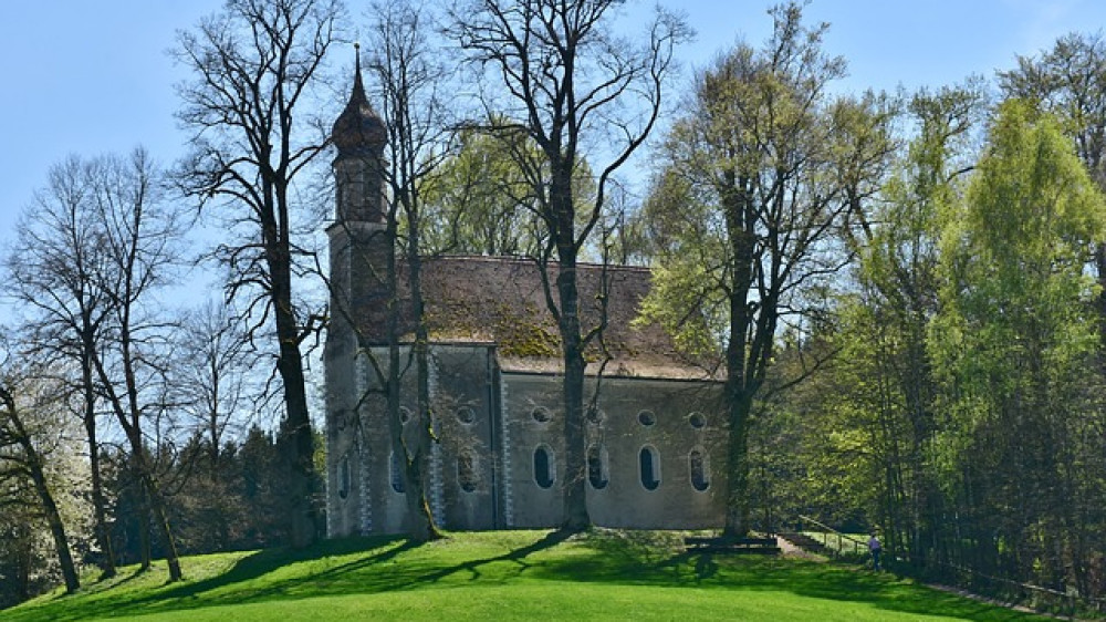 Auch für Kirchen in Deutschland gilt: Sie dürfen bei Sturm nicht zur Gefahr für Passanten werden (Symbolbild).