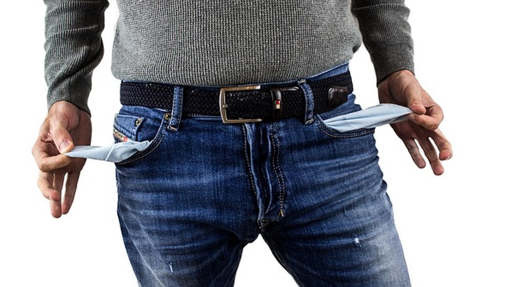 Null- und Minuszinsen bedeuten auch leere Taschen für Vorsorgesparer (Symbolbild).