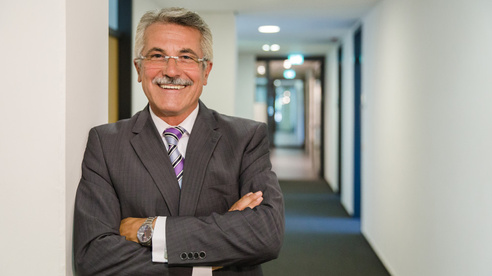 Rudolf Geyer ist Sprecher der Geschäftsführung der European Bank for Financial Services GmbH (ebase®).