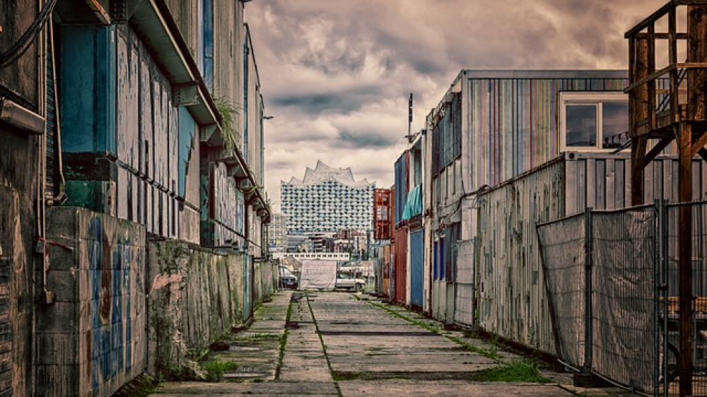 Wo sich Armut und Reichtum treffen: Baracken in Nähe der Elbphilharmonie Hamburg (Symbolbild).