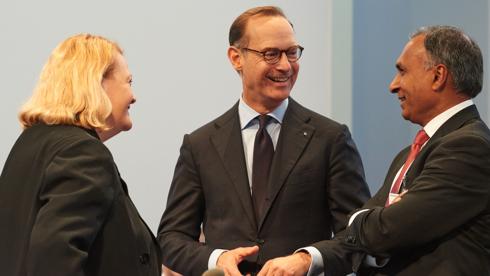 Oliver Bäte im Gespräch mit Allianz-Vorständin Jaqueline Hunt und Vorstand Niran Peiris (Archivbild)