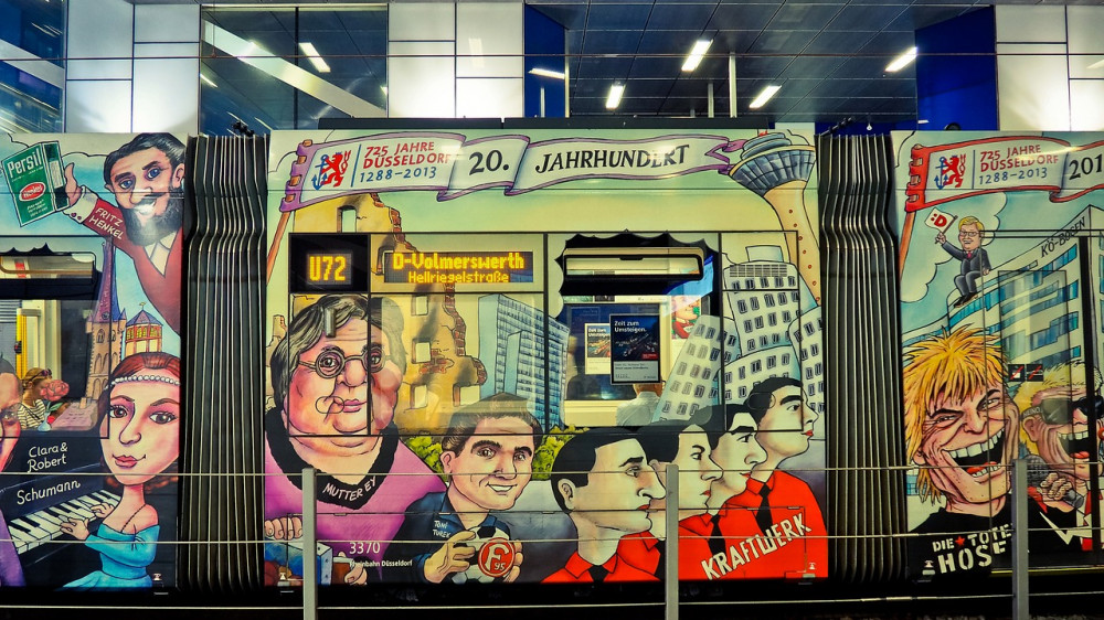 Bemalte Straßenbahn in Düsseldorf (Symbolbild). Hier hat auch die Ergo ihren Firmensitz.