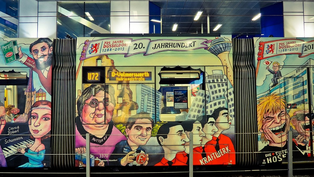 Bemalte Straßenbahn in Düsseldorf (Symbolbild). Hier hat auch die Ergo ihren Firmensitz.