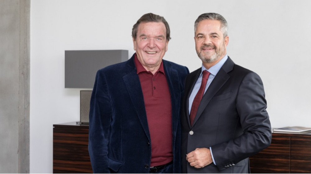 Gerhard Schröder und Michael Reizel, Vorstandsvorsitzender des BVUK
