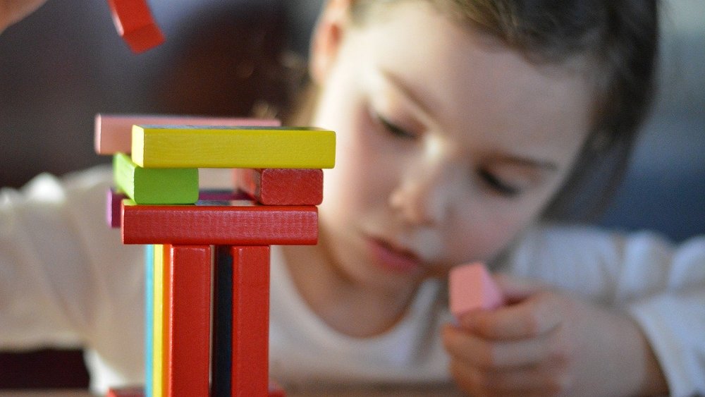 Kinder lernen spielerisch - auch Erwachsene können sich davon etwas abschauen (Symbolbild).