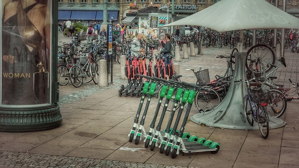 Mittlerweile ein gewohntes Bild: E-Scooter in Großstädten (Symbolfoto).