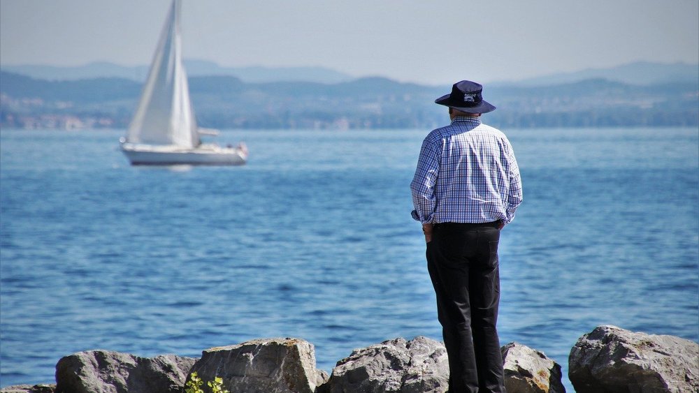 Rentner schaut auf den Bodensee, wenn auch hier vom Schweizer Ufer (Symbolbild). Deutsche Rentner zahlen in Summe immer höhere Steuern.