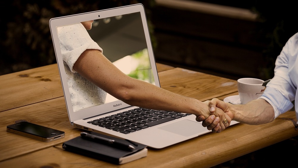 Der Versicherungs- und Finanzvermittler aus dem Laptop? Vergleichsportale werden konstant genutzt - ein Boom lässt sich aber nicht erkennen (Symbolbild).