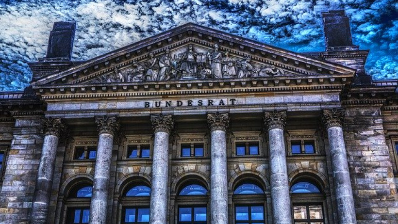 Corona-Krise: Bundesrat genehmigt Hilfen für Selbstständige und Unternehmen Corona-Krise: Bundesrat genehmigt Hilfen für Selbstständige und Unternehmen
