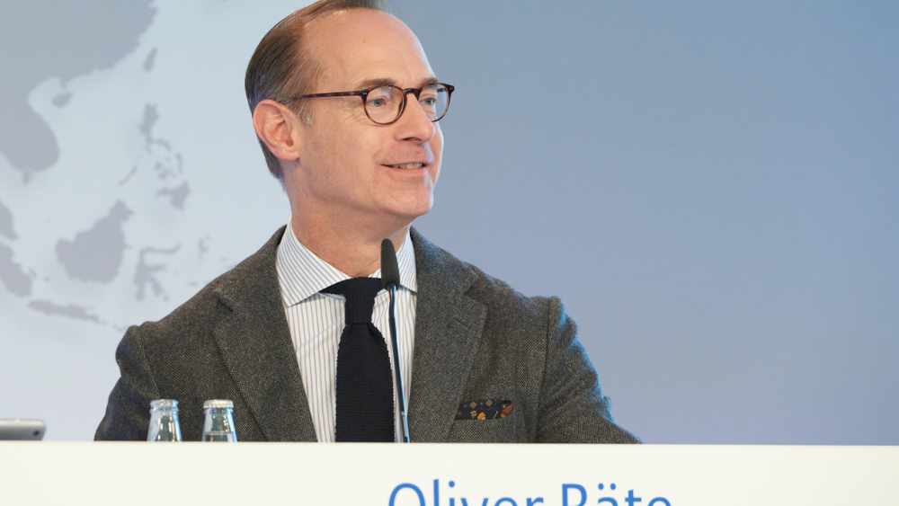 Oliver Bäte bei der Bilanzpressekonferenz vor wenigen Wochen in München (Archivfoto).