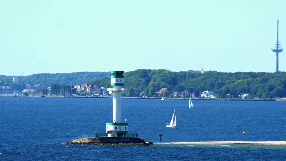 Ostseestrand bei Kiel (Symbolbild). Ein Mann soll seinen eigenen Tod in der Ostsee vorgetäuscht haben, um Geld aus Lebensversicherungen einzustreichen.