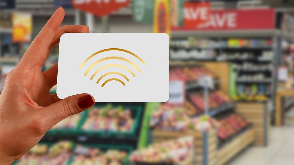 Hohe Extrakosten beim Shopping: Banken und Sparkassen verlangen Gebühren für kontaktloses Bezahlen (Symbolbild).