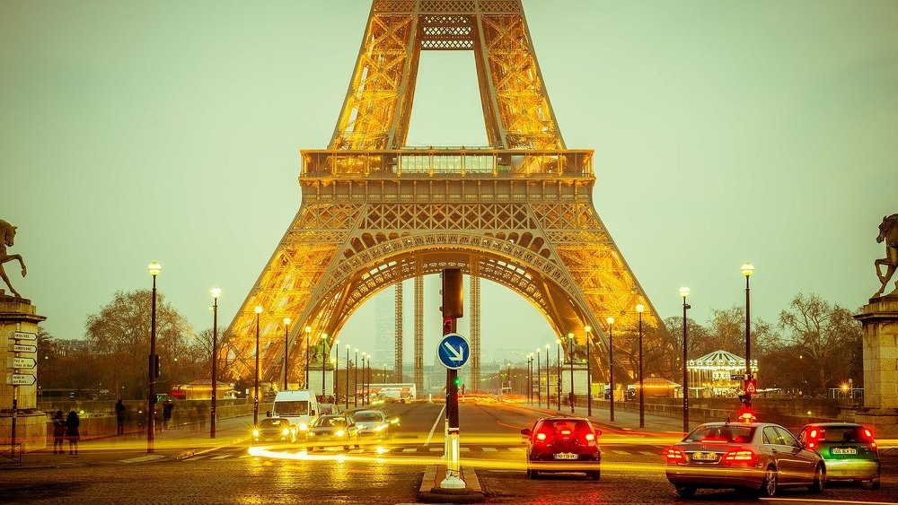 Der Eiffelturm, Wahrzeichen von Paris: Hier hat auch der französische Versicherungsgigant Axa seinen Hauptsitz (Symbolbild).