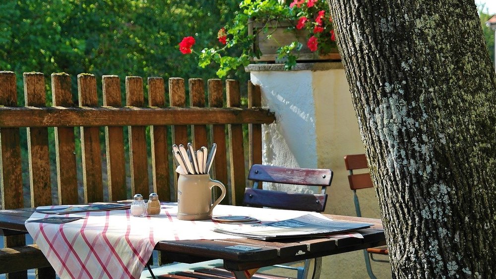 Leerer Biergarten in Bayern (Symbolbild). Auch im Freistaat mussten unzählige gastronomische Einrichtungen infolge von COVID-19 schließen.