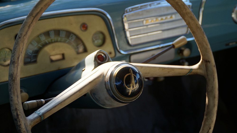 Cockpit eines Opel-Oldtimers (Symbolbild). Der Autokonzern betrachtet auch das aktuelle Betriebsrenten-System als Altlast.