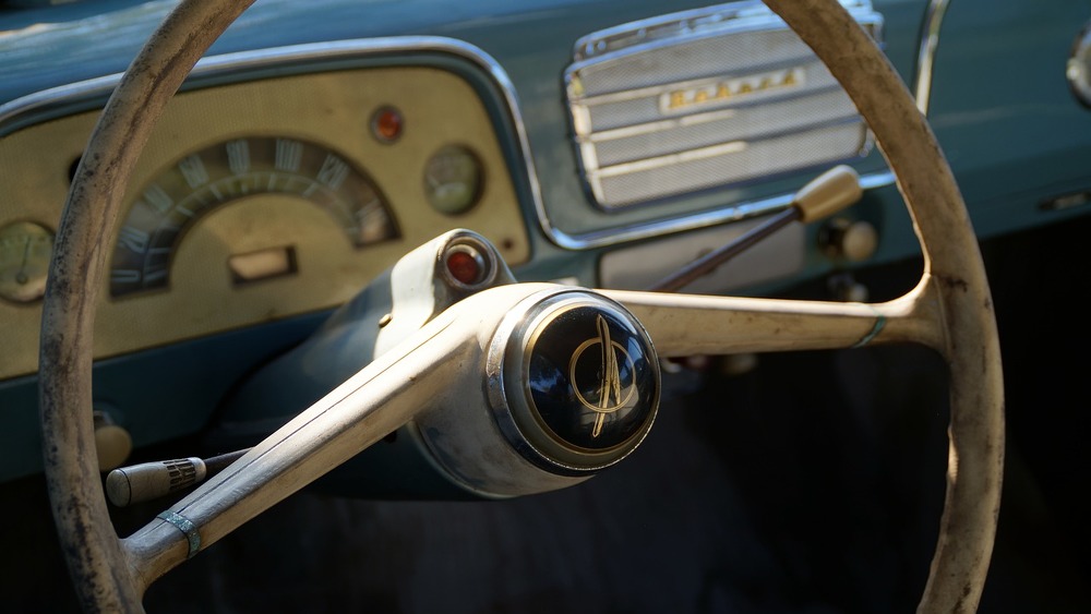 Cockpit eines Opel-Oldtimers (Symbolbild). Der Autokonzern betrachtet auch das aktuelle Betriebsrenten-System als Altlast.