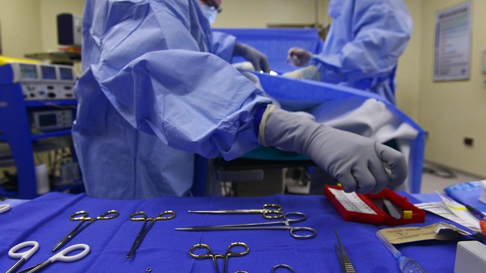 Chirurgische Instrumente (Symbolbild). Im PIP-Skandal um minderwertige Brustimplantate waren weltweit 400.000 Patientinnen betroffen.