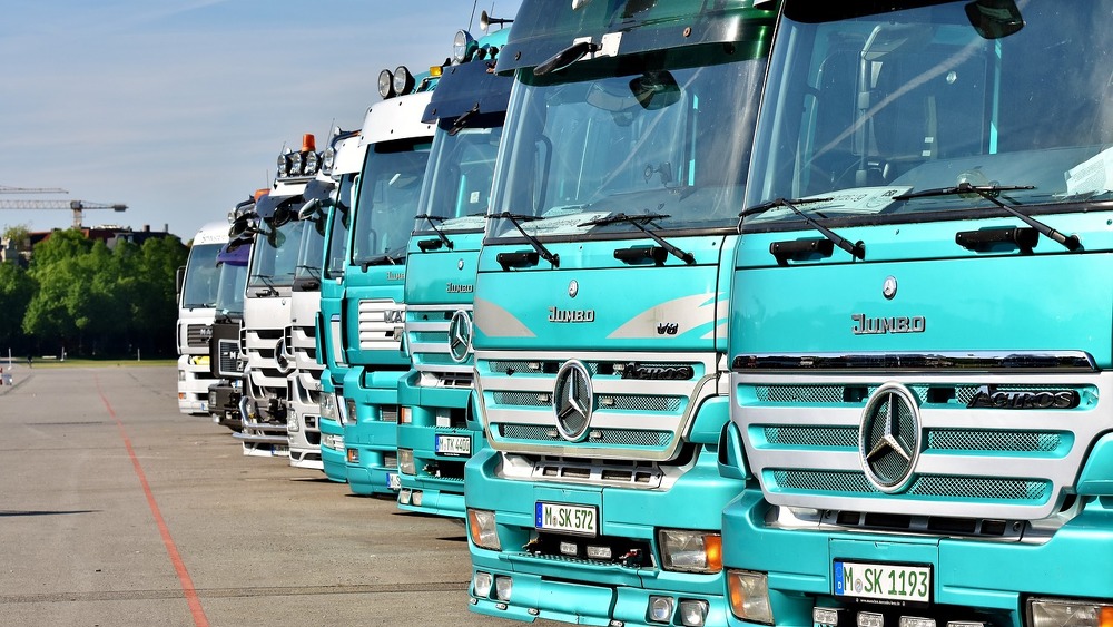 LKW-Fahrzeugflotte (Symbolbild). Viele Firmen verzichten darauf, ihren Fuhrpark als Flotte zu versichern