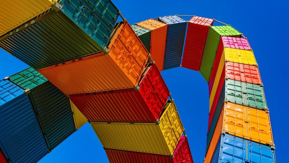 Container im Hafen (Symbolbild). Die Mehrwehrtsteuer-Senkung soll ein wichtiger Baustein sein, um die Wirtschaft anzukurbeln.