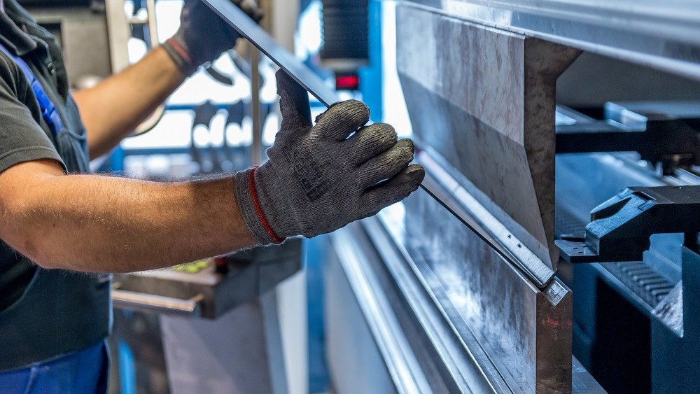 Arbeiter in der Metall-Industrie (Symbolbild). Mehr als jedes vierte deutsche Unternehmen war 2020 bereits von Cyber-Angriffen betroffen