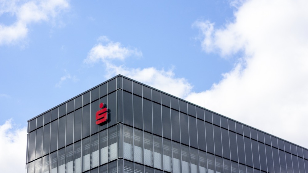 Fassade eines Sparkassen-Gebäudes (Symbolbild). Mit Kündigungen langfristiger Sparverträge verärgern die Institute viele Kundinnen und Kunden.