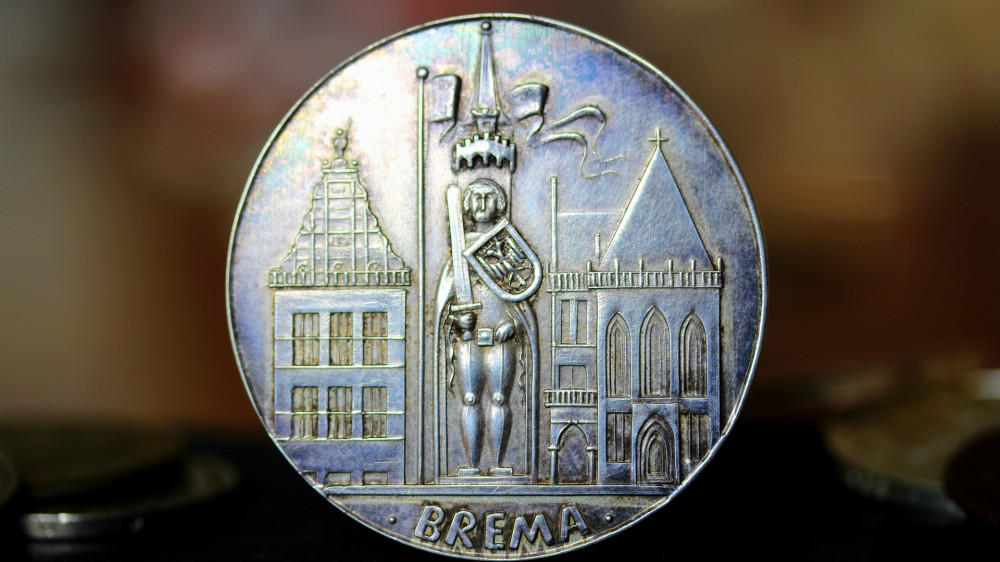 Roland Rechtsschutz lehnt eine Deckungszusage gegen einen BSV-Versicherer ab. Begründung: Mangelnde Erfolgsaussichten. Das sieht die Versicherte ganz anders.