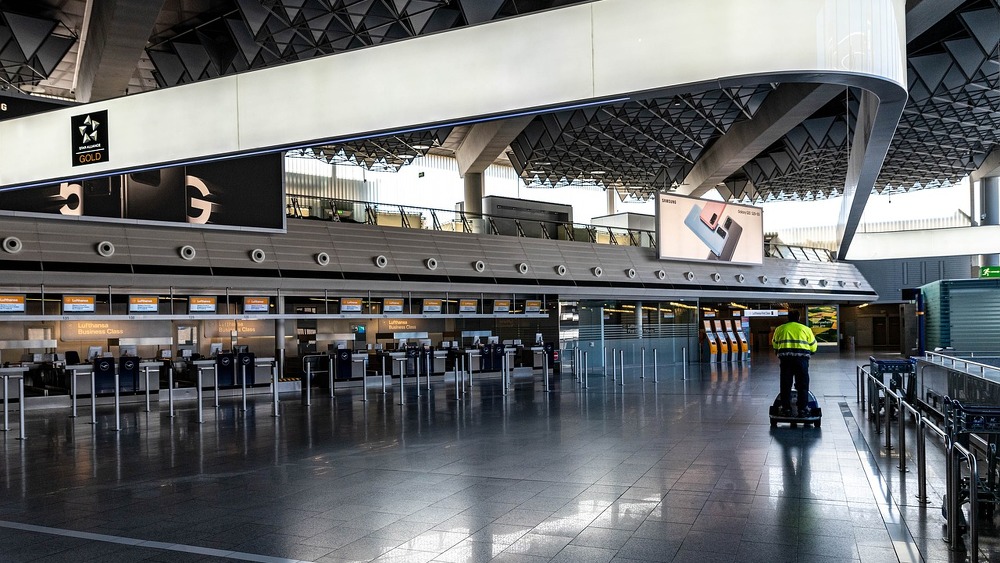 Leerer Flughafen (Symbolbild). Die Versicherer warnen vor einer Pleitewelle infolge der Coronakrise
