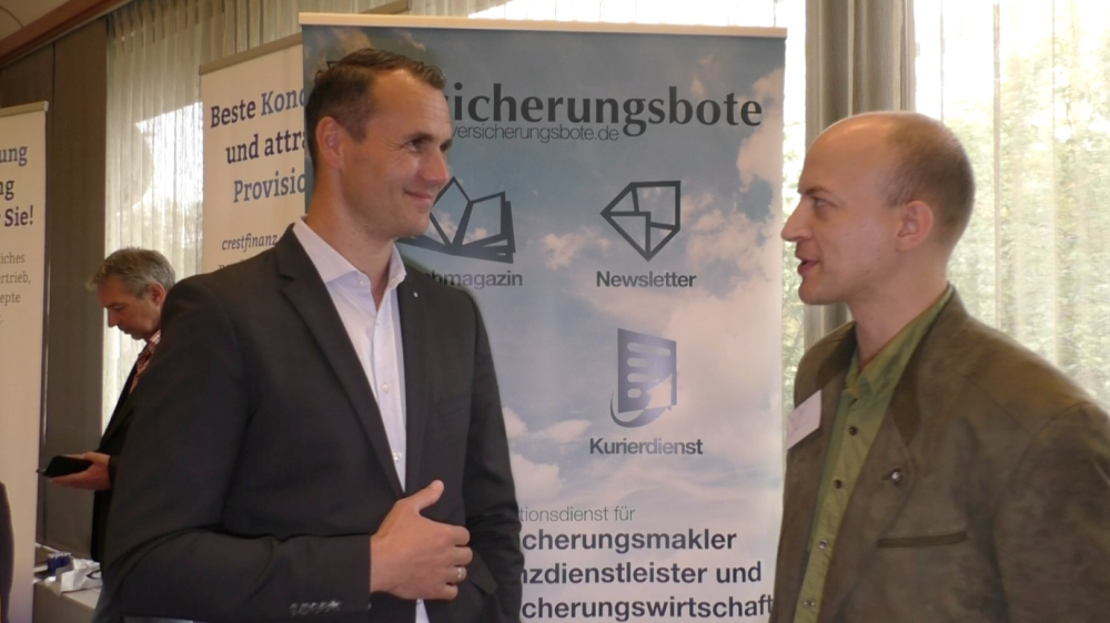 Jan Roß, Bereichsvorstand Maklervertrieb der Zurich Gruppe Deutschland (links), im Gespräch mit Versicherungsbote auf der 5. ViFit in Leipzig. *Hinweis: Das Gespräch wurde unter Berücksichtigung der zum Zeitpunkt des Interviews geltenden Infektionsschutz-Regelungen geführt.