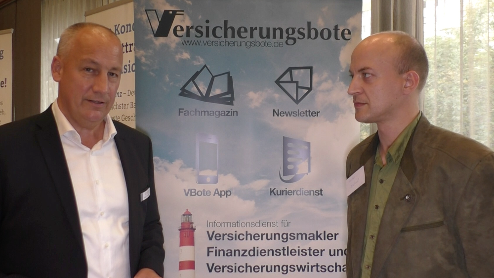 Marc Hinrichsen (links), Geschäftsführer der Hans John Versicherungsmakler GmbH im Gespräch mit Versicherungsbote auf der 5. ViFit in Leipzig.