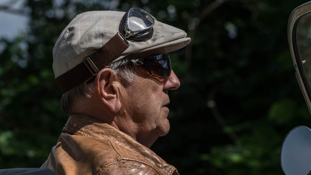 Seniorinnen und Senioren zahlen Aufschläge in der Kfz-Versicherung (Symbolbild).