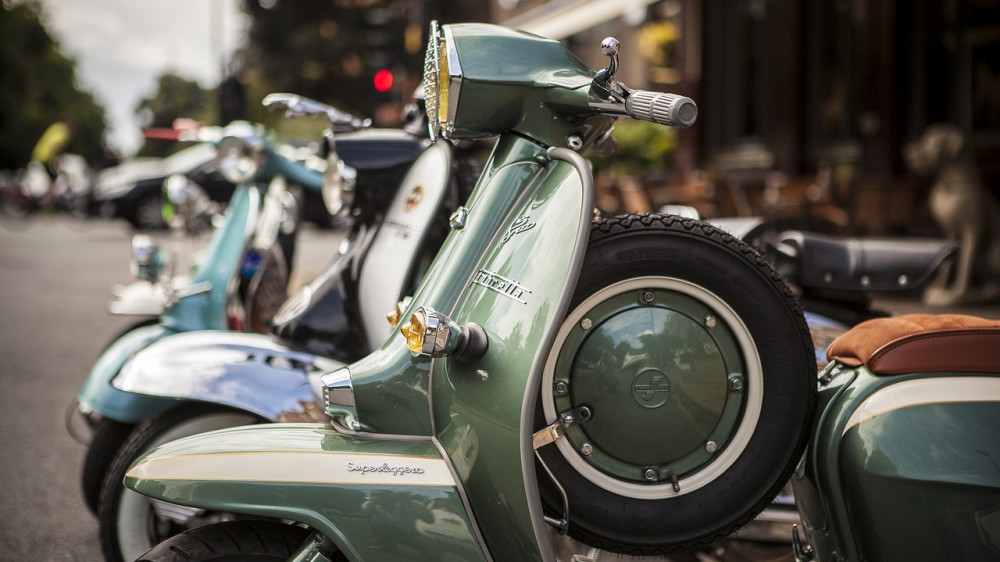 Mopeds und Mofas erfreuen sich zunehmender Beliebtheit.