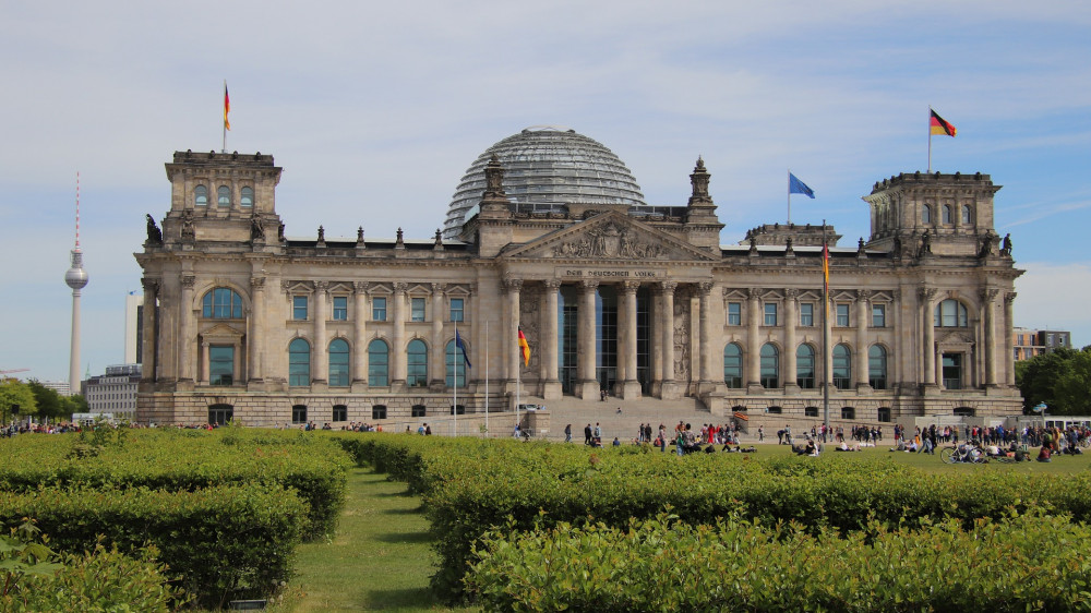 Die Fraktion Bündnis 90/ Die Grünen hat im Bundestag (Bild) einen Antrag zur Rentenpolitik eingebracht.