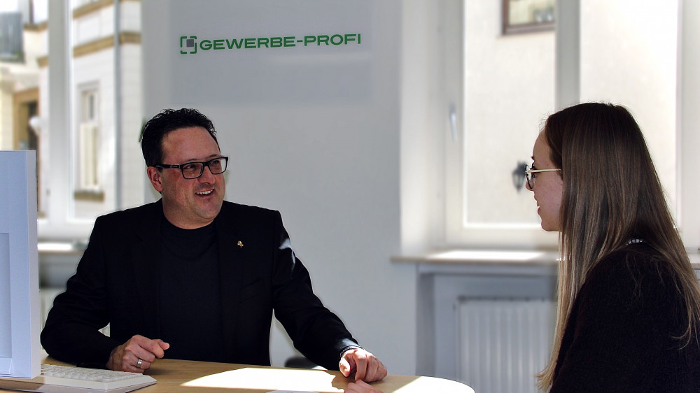 Mirko Bubig betreibt die Webseite 'Gewerbe-Profi.de' und sprach mit Versicherungsbote über Erfolg und Fallstricke im Gewerbegeschäft.