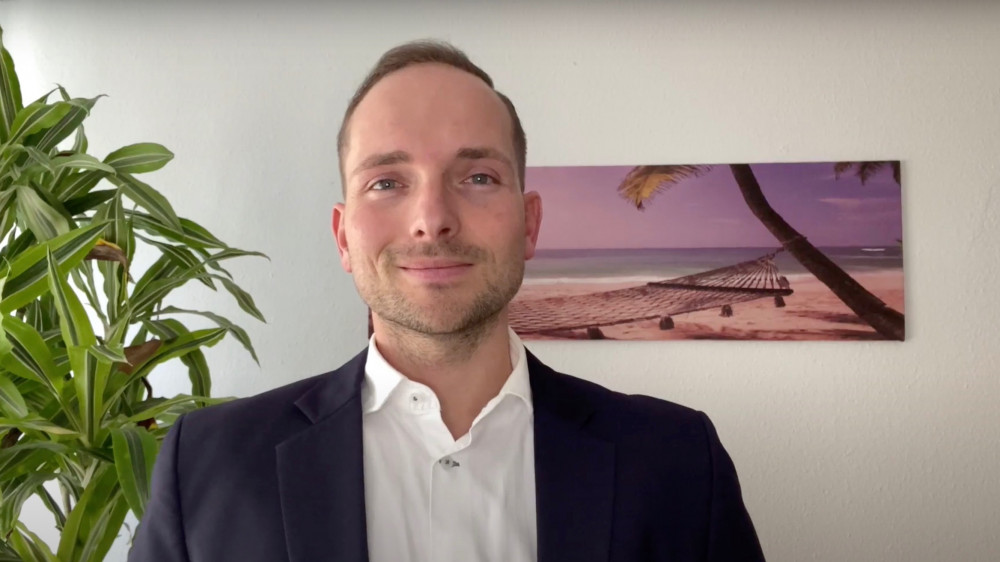 Warum wird man vom Beamten auf Lebenszeit zum Versicherungsmakler? Peter Hennig verrät es im Interview.