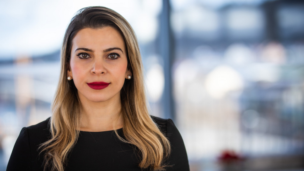 Kamuran Bildircin verrät im Interview, warum ihr Unternehmen eine eigene Vermittlerlizenz hat und was sie von der Gewerbe-DIN hält.