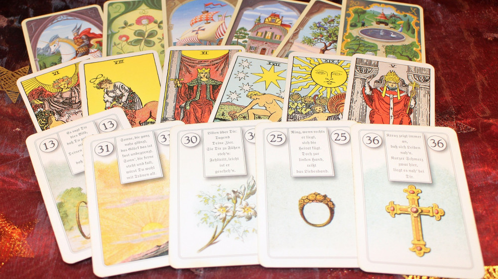 Die Bewertung der Leistungsauslöser scheint in der Grundfähigkeitsversicherung mitunter einem Blick in die Karten zu gleichen. (Symbolbild)