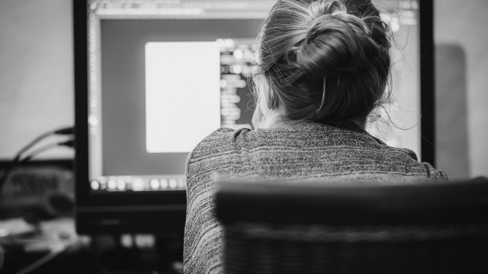 Junge Menschen wollen digital und persönlich angesprochen werden. Etablierten Versicherern gelingt das offenbar besser als Insurtechs, zeigt eine Studie.