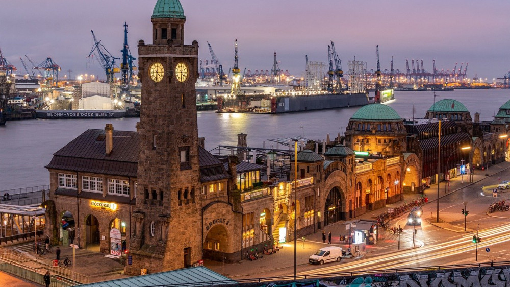 Blick auf den Hamburger Hafen (Symbolbild). Weil die Zuschüsse zur Rentenkasse immer mehr ansteigen, fehle Geld für notwendige Investitionen in Klimaschutz und Infrastruktur, warnen drei Wirtschaftswissenschaftler.