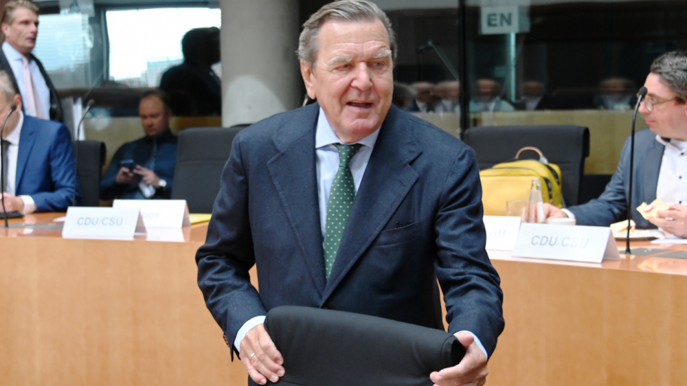 Gerhard Schröder spricht bei einer öffentlichen Anhörung zu Nordstream 2 im Energieausschuss des Bundestags (Archivbild).
