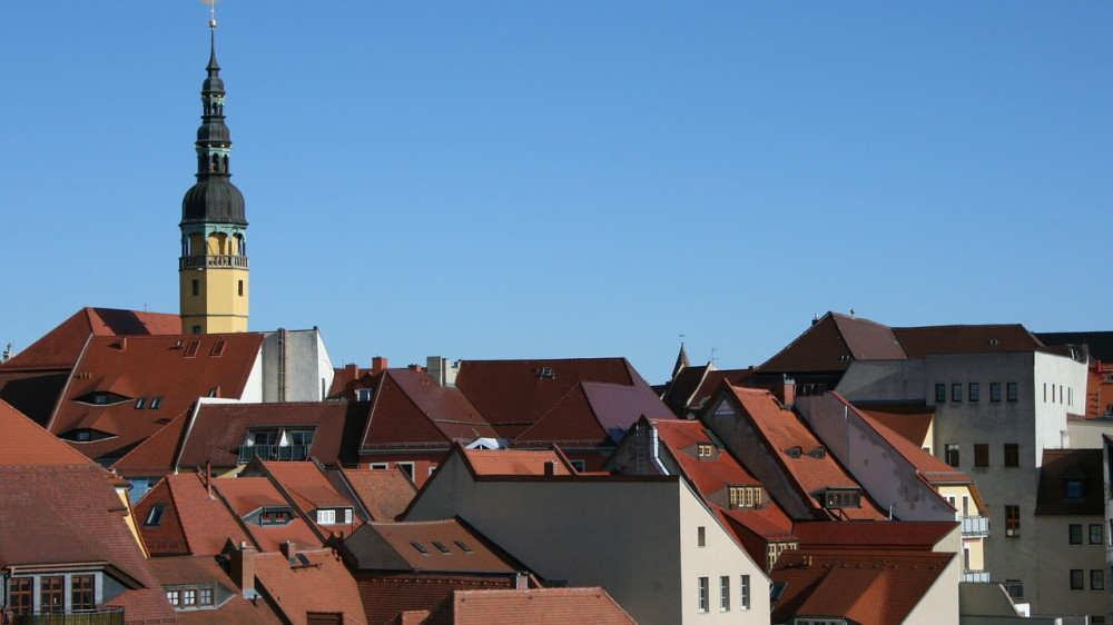 Die Silhouette der sächsischen Stadt Bautzen (Symbolbild). Die dortige Sparkasse sieht sich mit einer Klage der Verbraucherzentralen konfrontiert.