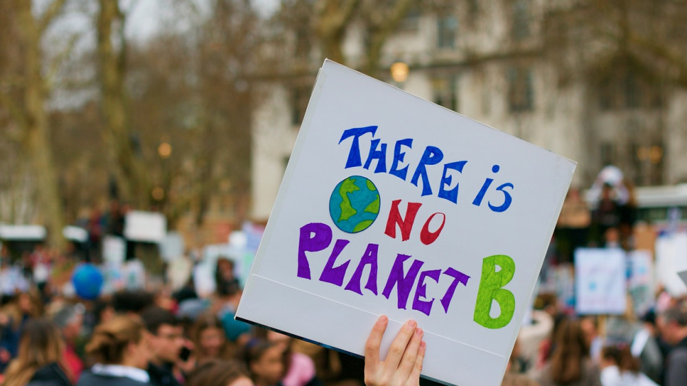 Demonstrierende bei "Fridays for Future" (Symbolbild). Die Versicherer wollen klimaneutral werden: in den Geldanlagen aber erst 2050.