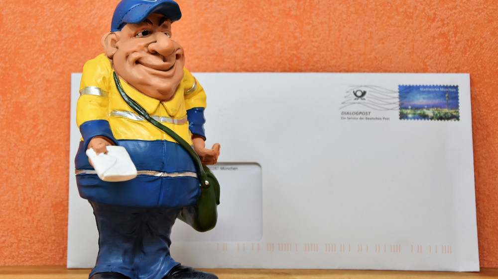 Einmal im Jahr überbringt der Postbote die Standmitteilung der Lebensversicherung (Symbolbild). Doch halten sich die Versicherer an gesetzliche Vorgaben? Und sind die Mitteilungen dann noch verständlich?