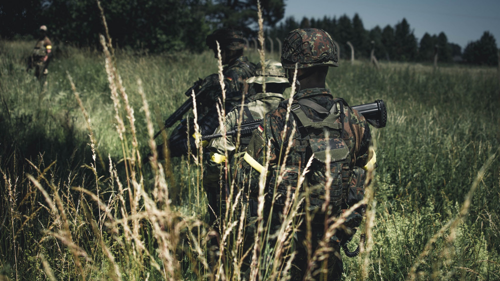 Im Gelände ist kein Unterschied zwischen Berufssoldat und Soldat auf Zeit sichtbar. Bei der Versorgung schon.