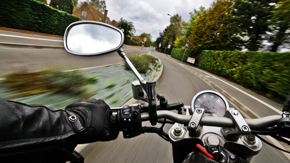 Viele Motorradfahrer verzichten auf moderne Sicherheitstechnik - und erhöhen damit ihre Gefahr zu verunfallen (Symbolbild).