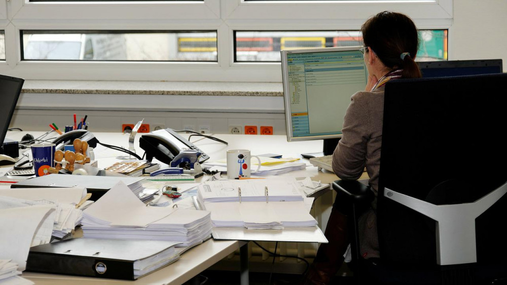 Die Mitarbeiterinnen und Mitarbeiter der Versicherer werden im Schnitt älter (Symbolbild).