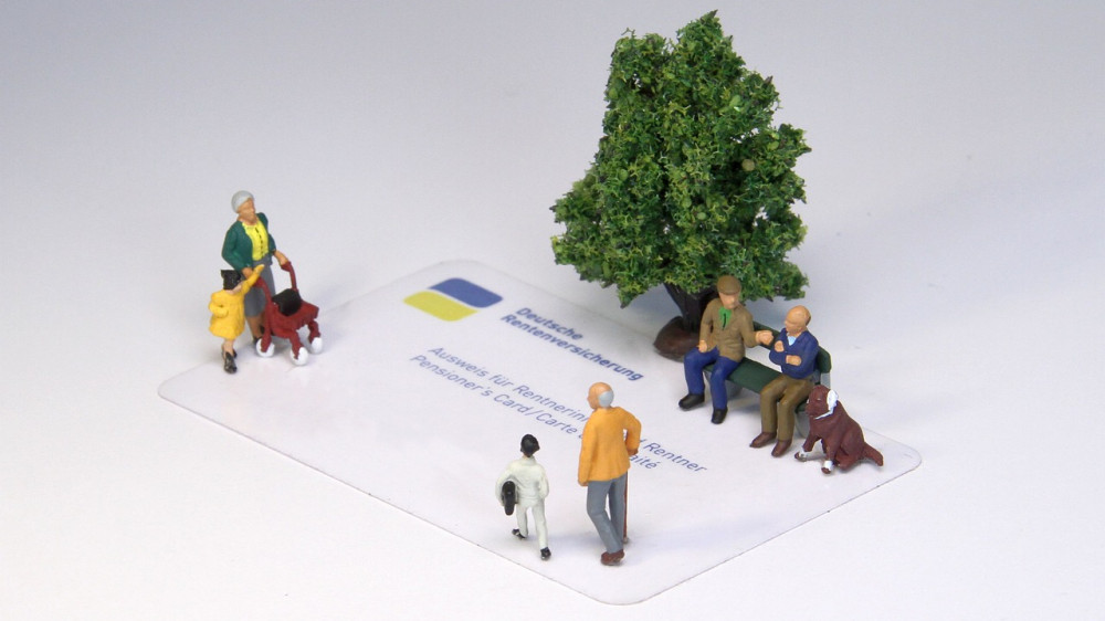 Die Zeit, in der Rente bezogen wird, nimmt immer mehr zu. Doch die Deutschen unterschätzen das. Das kann fatale Folgen für die Altersvorsorge haben.