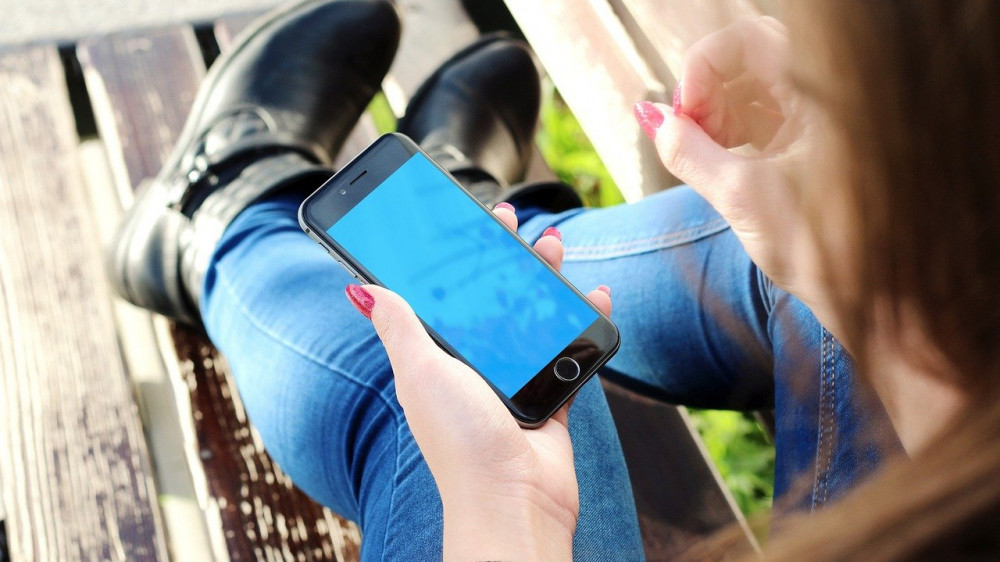 Geldanlage per Smartphone: Check24 wird zum Onlinebroker (Symbolbild).