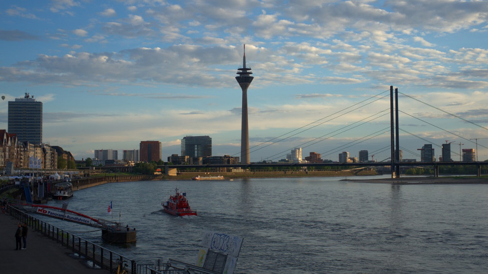 Das Rheinufer von Düsseldorf (Symbolbild). In der Metropole hat auch die Ergo ihren Sitz: einer der größten Erstversicherer Deutschlands.
