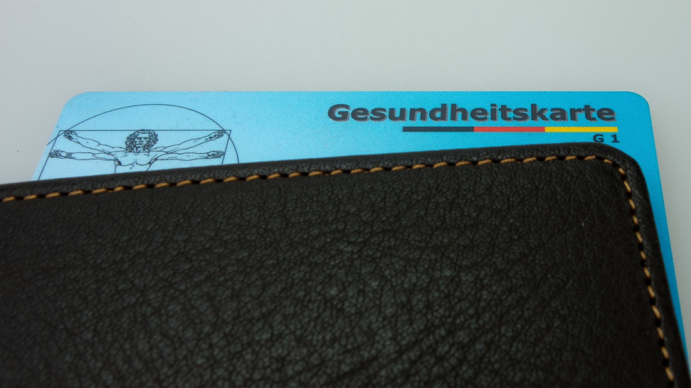 Angemessene Bezüge? Dass die Krankenkassen-Chefs ihre Bezüge erhöhen, sorgt für kritische Schlagzeilen (Symbolbild).